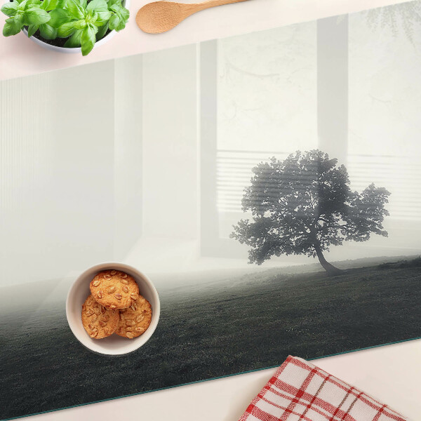 Szklana deska do krojenia Drzewo w mglistym krajobrazie