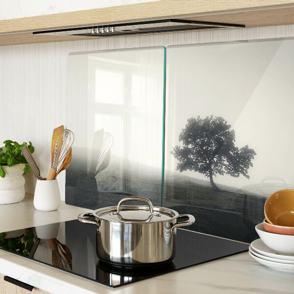 Szklana deska do krojenia Drzewo w mglistym krajobrazie