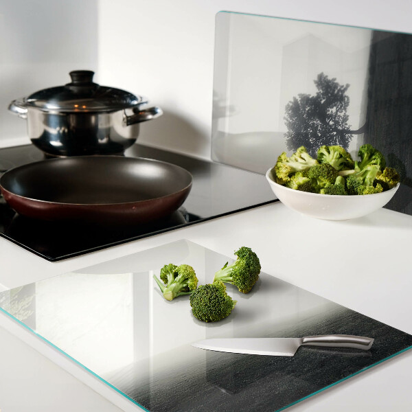 Szklana deska do krojenia Drzewo w mglistym krajobrazie