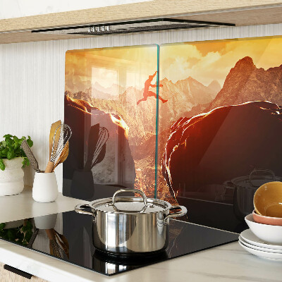 Szklana deska kuchenna Skok w górach przy zachodzie słońca