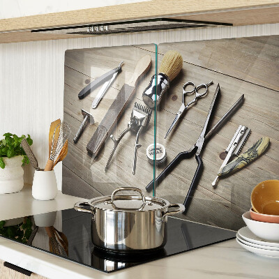 Snijplanken van glas Kappersgereedschap op een houten achtergrond