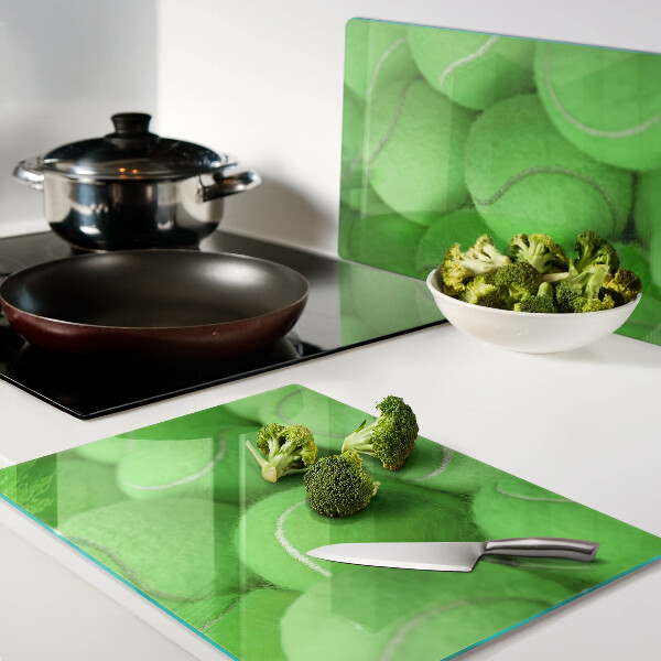 Snijplanken glas Tennisballen op een groene achtergrond