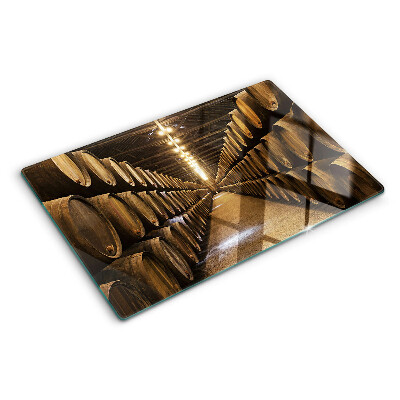 Snijplanken van glas Interieur van een wijnmakerij met vaten.