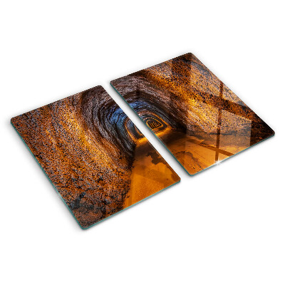 Glazen snijplanken Een tunnel in een grot met verlichting