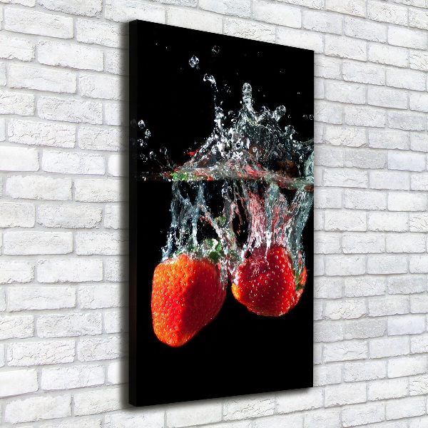 Verticale canvasfoto Aardbeien onder water