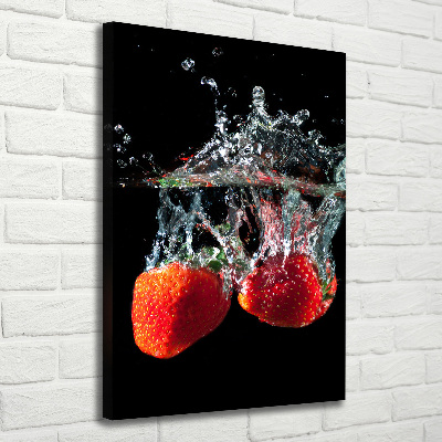 Verticale canvasfoto Aardbeien onder water