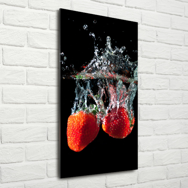 Verticale foto op glas Aardbeien onder water