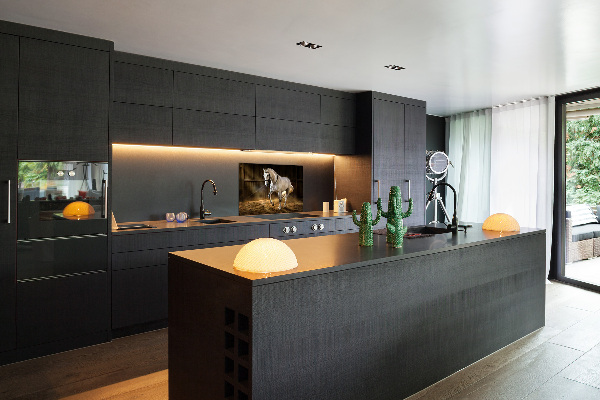Spatplaat keuken Wit paard in de stal