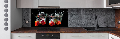 Spatplaat keuken Aardbeien onder water