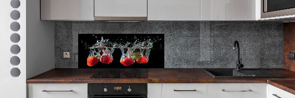 Spatplaat keuken Aardbeien onder water