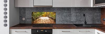 Glazen achterwand keuken Brug in het herfstbos