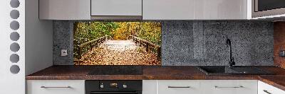 Glazen achterwand keuken Brug in het herfstbos