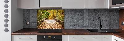Glazen achterwand keuken Brug in het herfstbos