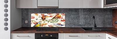 Glazen achterwand keuken Naaldhoutbomen en vogels