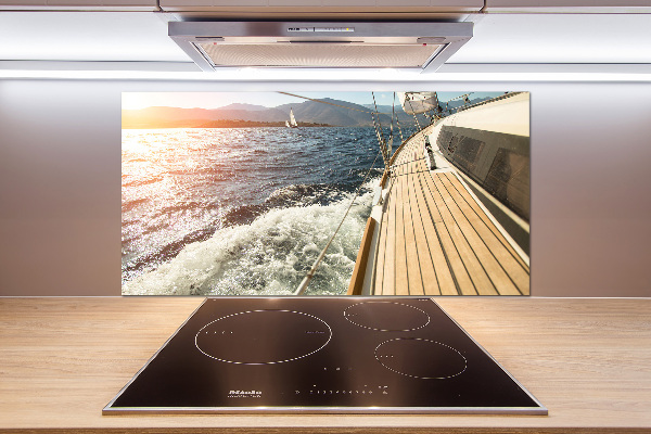 Achterwand keuken Een zeilboot op zee
