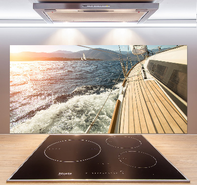 Achterwand keuken Een zeilboot op zee