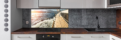 Achterwand keuken Een zeilboot op zee