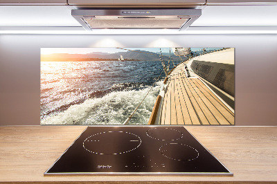 Achterwand keuken Een zeilboot op zee