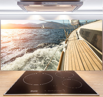Achterwand keuken Een zeilboot op zee