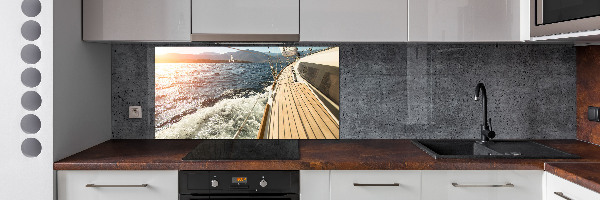 Achterwand keuken Een zeilboot op zee