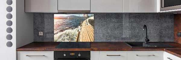 Achterwand keuken Een zeilboot op zee