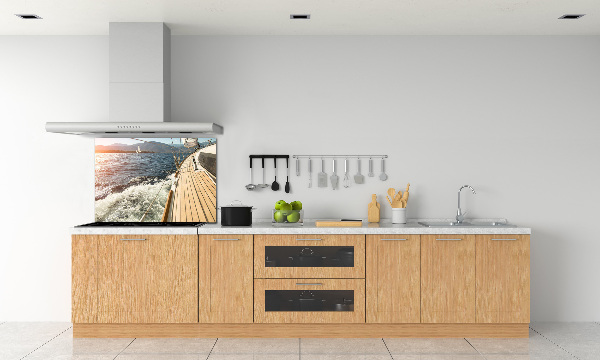 Achterwand keuken Een zeilboot op zee