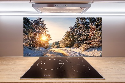 Glazen achterwand keuken Een weg in het bos in de winter.