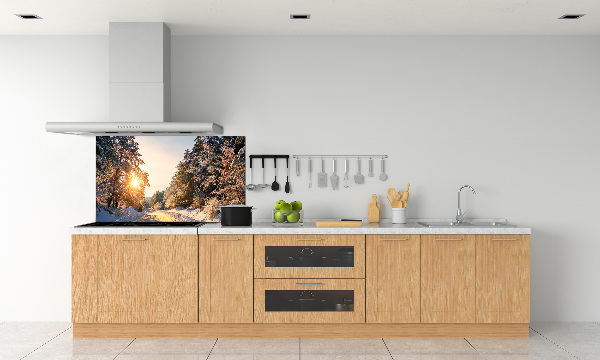 Glazen achterwand keuken Een weg in het bos in de winter.