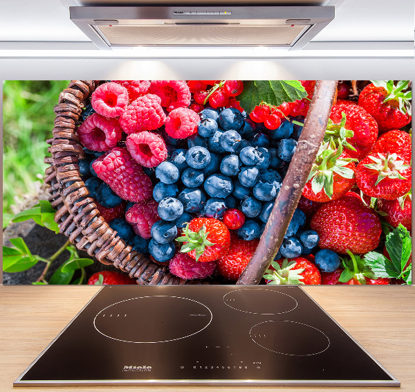 Glazen achterwand keuken Een mand met bosvruchten