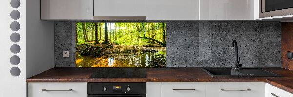 Spatscherm keuken Een vijver in het bos