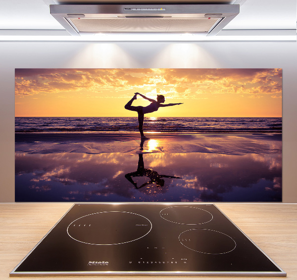 Achterwand keuken Yoga op het strand