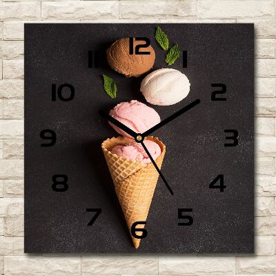 Vierkante glas klok IJs in een wafelhoorntje