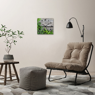 Vierkante glazen klok Houten kruidenachtergrond