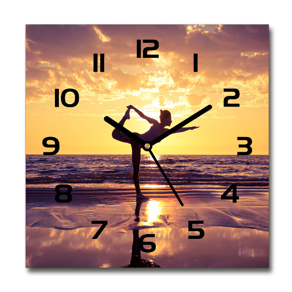 Vierkante glas klok Yoga op het strand