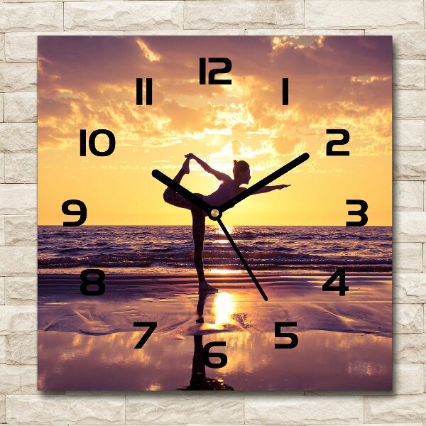 Vierkante glas klok Yoga op het strand