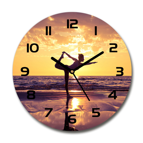Ronde glas klok Yoga op het strand