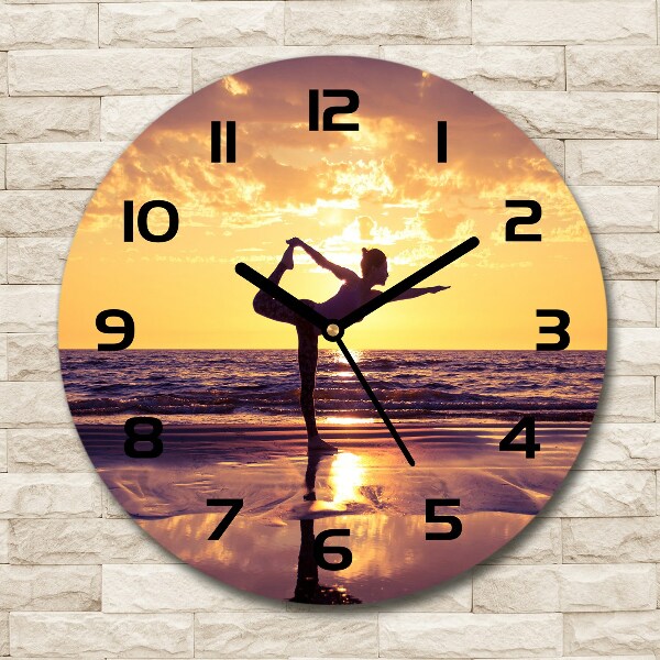 Ronde glas klok Yoga op het strand