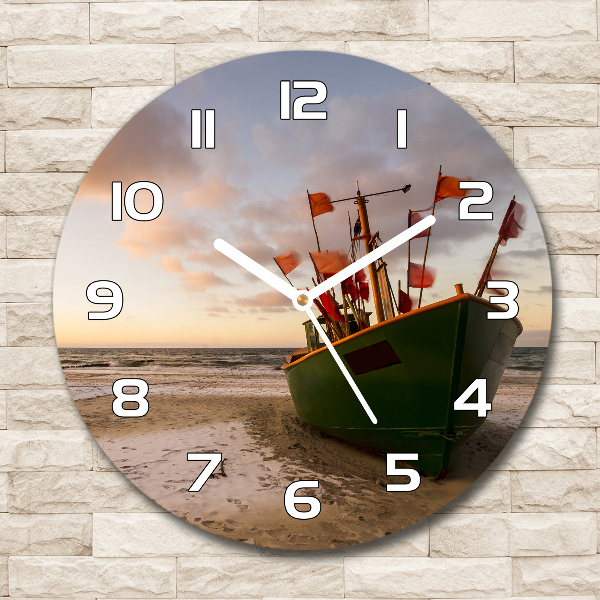 Ronde glazen wandklok Vissersboot strand