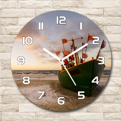 Ronde glazen wandklok Vissersboot strand