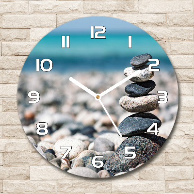 Ronde glazen wandklok Een stapel stenen
