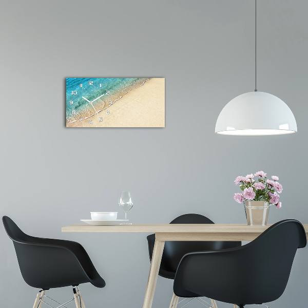Langwerpige wandklok van glas Een golf op het strand