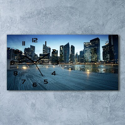 Langwerpige wandklok van glas Singapore bij nacht