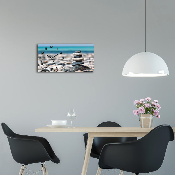 Langwerpige wandklok van glas Een stapel stenen