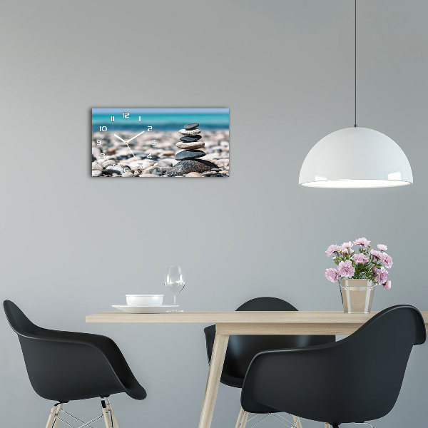 Langwerpige wandklok van glas Een stapel stenen