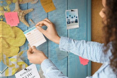 Bedrukt kurk zomeraccessoires tegen een blauwe houten achtergrond