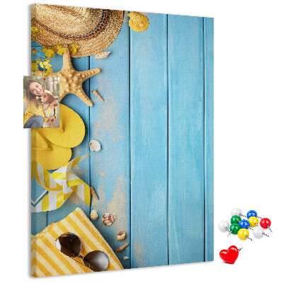 Bedrukt kurk zomeraccessoires tegen een blauwe houten achtergrond