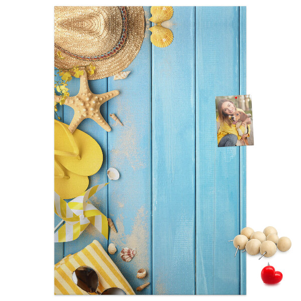 Bedrukt kurk zomeraccessoires tegen een blauwe houten achtergrond