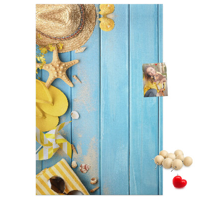 Bedrukt kurk zomeraccessoires tegen een blauwe houten achtergrond