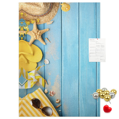 Bedrukt kurk zomeraccessoires tegen een blauwe houten achtergrond