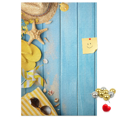 Bedrukt kurk zomeraccessoires tegen een blauwe houten achtergrond